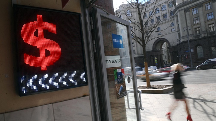 На Мосбирже зафиксировали аномальный обвал фьючерсов на доллар