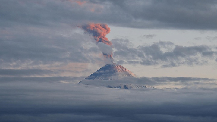 Над вулканом Ключевским на Камчатке наблюдается шлейф пепла