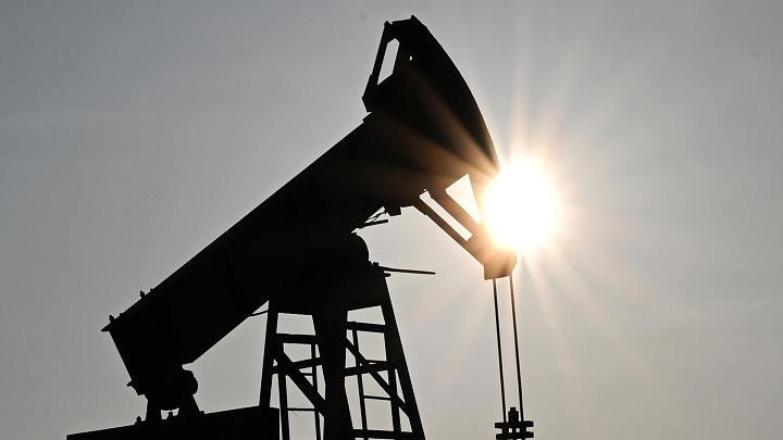 Цены на нефть замедлили рост, оставаясь выше 100 долларов за баррель