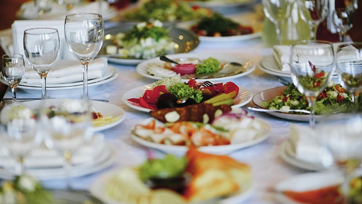 Священник объяснил, почему застолья 23 февраля неуместны