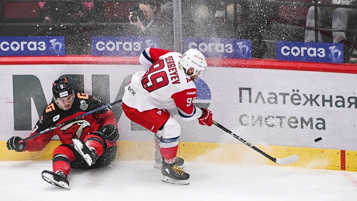 Клуб КХЛ "Локомотив" заключил контракты с хоккеистами Сергеевым и Ивановым