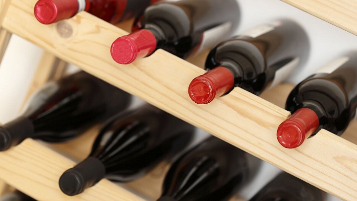 Минцифры планирует запустить эксперимент по продаже вина на маркетплейсах